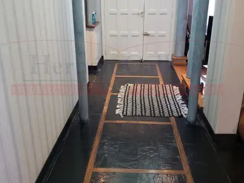 GRAN CASA DE 5 AMBIENTES CON PARQUE, COCHERA Y PISCINA