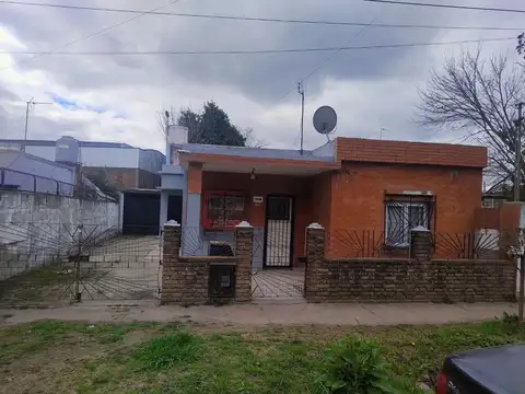 Venta de Casa 3amb C/cochera. Excelente Ubicación