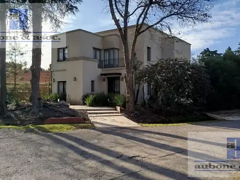 Casa 5 ambientes con 4 baños