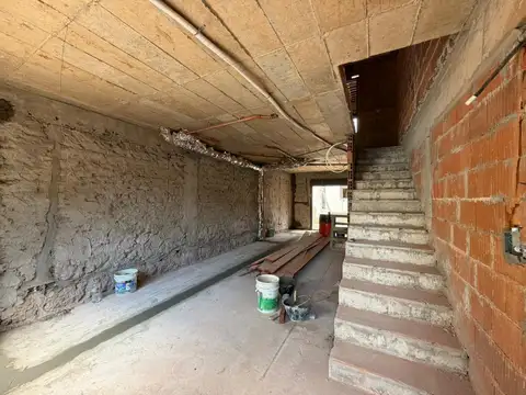 Casa tipo duplex de 3 ambientes con Patio y Cochera.