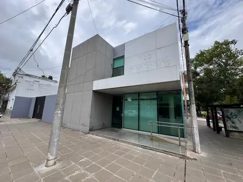 Amplio Local listo para funcionar apto oficina.