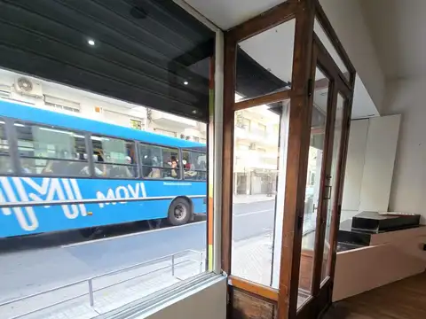 Laprida  1187 - Amplio Local con Privados en la Zona Teatro el Circulo en Venta