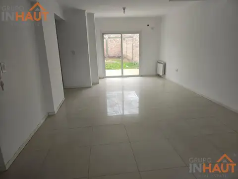 Depto Tipo Casa en Alquiler con 1 cocheras