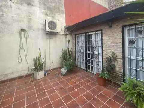 VENTA: Casa de 4 ambientes con local. FLORES.