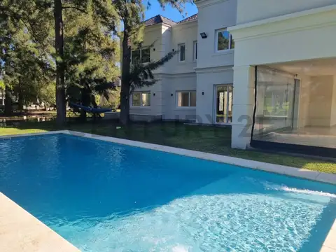 Casa en Alquiler en Saint Thomas Oeste Canning 4 dorm en suite dependencia lote de 1500m