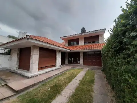 VENDO HERMOSO CHALET EN PLENO CENTRO DE LA CIUDAD DE ESQUINA