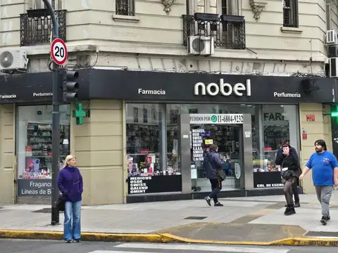 Lavalle al 1400, esquina Uruguay