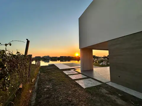 Casa en Venta con 4 cocheras