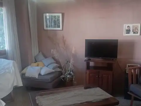 Casa 6 ambientes con 2 baños