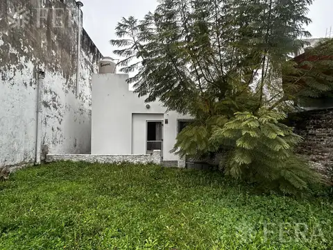 Casa de 3 ambientes con fondo libre con quincho con parrilla en Bernal