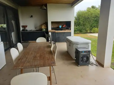 Casa 5 ambientes con 4 baños