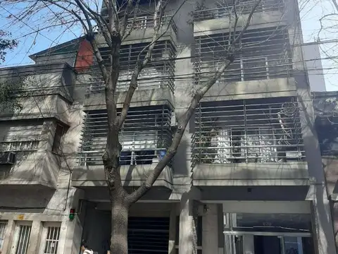 Alquiler de piso al frente de 4 ambientes con balcón terraza y 2 cocheras