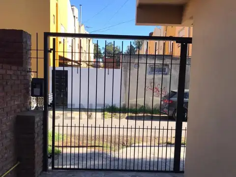 43 E/135 y 136 100, Piso 0