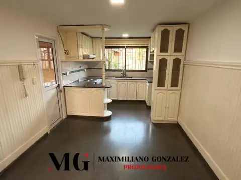 Casa en Alquiler con 4 cocheras