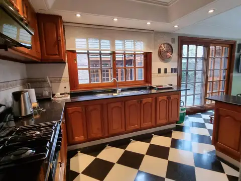 Importante chalet en Barrio Parque Calchaqui