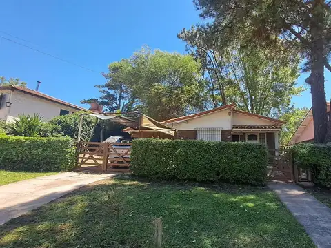 Casa en venta - 2 Dormitorios 1 Baño - 688mts2 - Villa Gesell