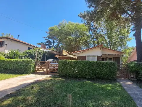 Casa en venta - 2 Dormitorios 1 Baño - 688mts2 - Villa Gesell