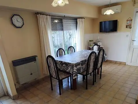 Casa 4 ambientes con 2 baños