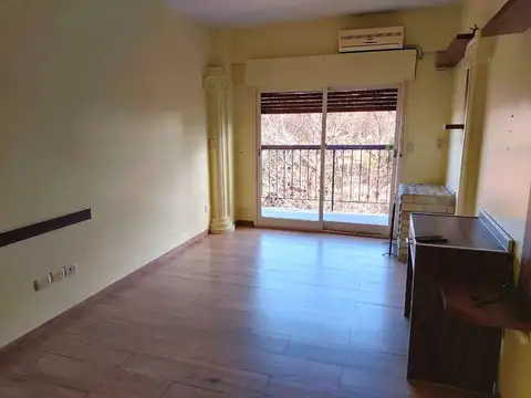 Excelente 2 ambientes al frente con balcón. Excelente estado y ubicación frente al parque! Apto prof