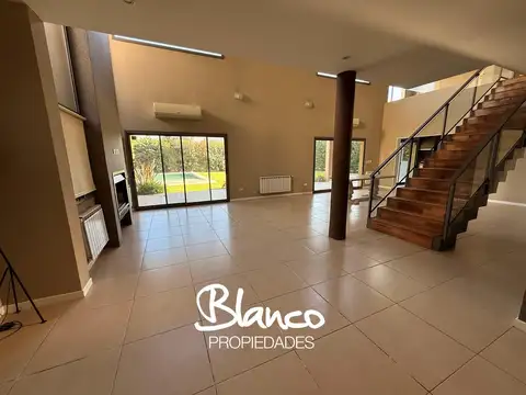 Casa en Alquiler con 2 cocheras