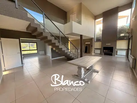 Casa 4 ambientes con 3 baños