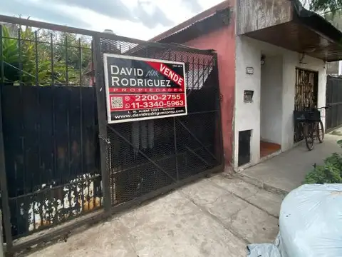 CASA DE 4 AMBIENTES CON DEPARTAMENTO AL FRENTE EN VENTA - MORON SUR