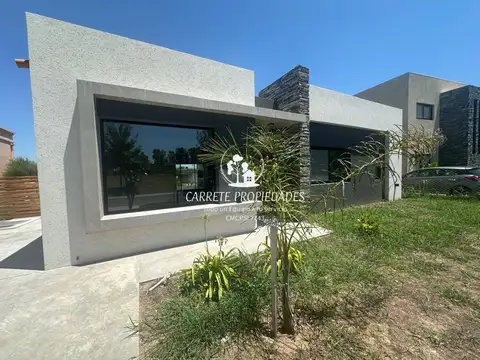 Oportunidad! Casa en venta con pileta. Barrio Santa Lucia. Pilar