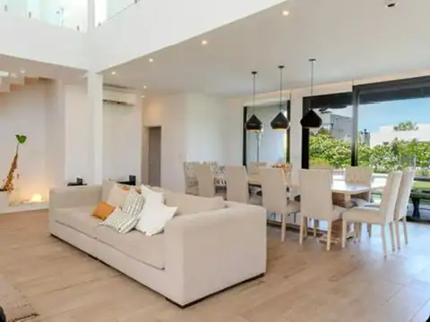CASA EN VENTA 4 AMBIENTES ARAUCARIAS PUERTOS