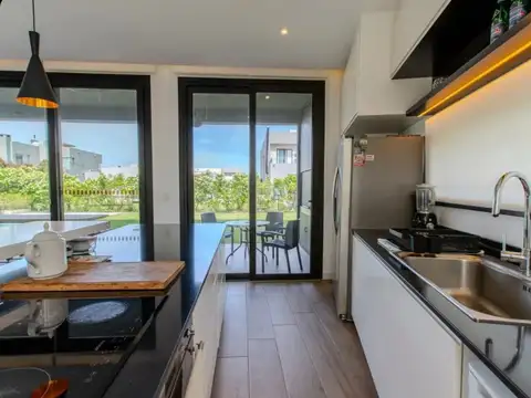 Casa 4 ambientes con 2 baños
