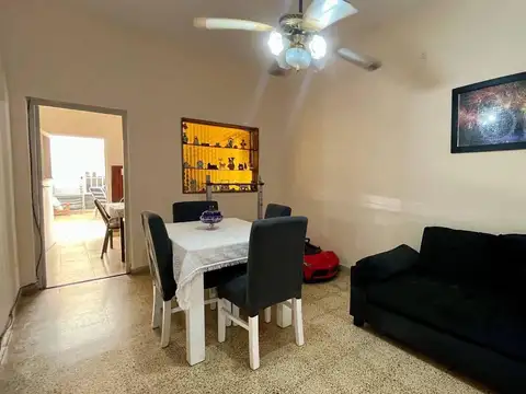 Casa 8 ambientes con 2 baños