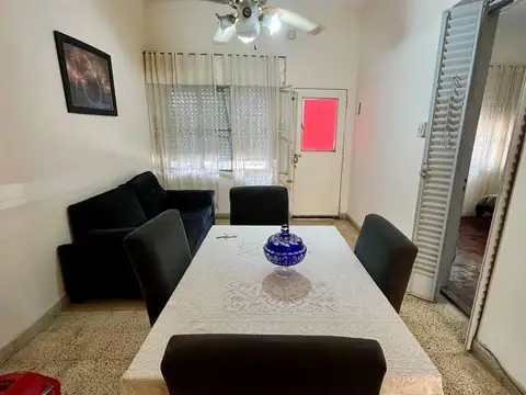 Casa 8 ambientes con 2 baños