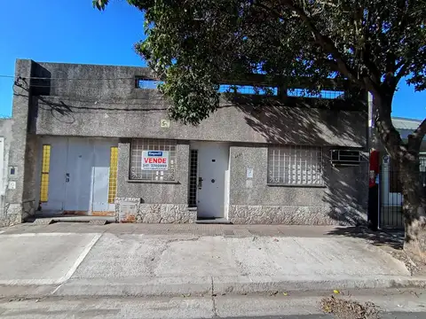 PIANO Y URIBURU AMPLIA CASA DE 2 DORMT/GARAGE PASANTE.