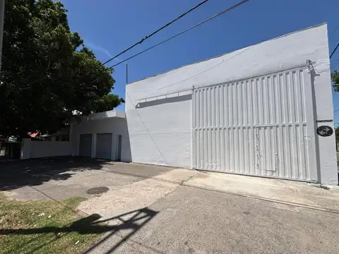 Galpón sobre Boulevard Oroño con doble entrada y salida para camion