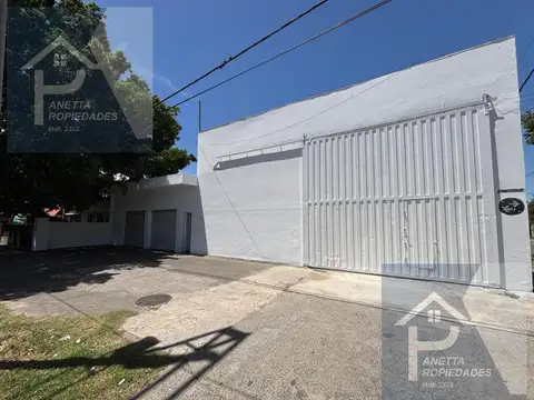 Galpón sobre Boulevard Oroño con doble entrada y salida para camion