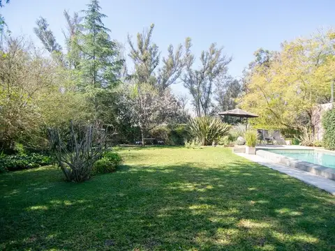 Casa en Venta con 3 cocheras