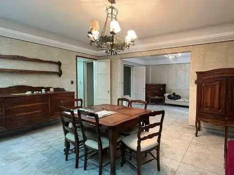 Casa 8 ambientes con 4 baños