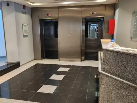 Oficina 6 ambientes con 2 baños