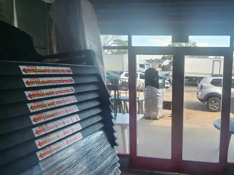 Local Comercial / Industrial 213 m² s/Avenida - V. Luzuriaga