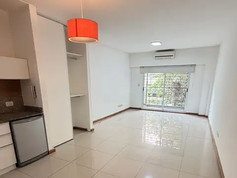MONOAMBIENTE AL FRENTE CON BALCON - DUEÑO DIRECTO - INCLUYE HELADERA BAJO MESADA