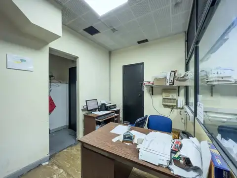 Excelente Deposito y Oficinas en Pleno Centro Comercial de W