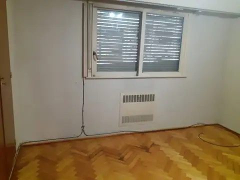 Amplio departamento de 3 amb. al c/frente con balcón y calefacción central. Gran ubicación!