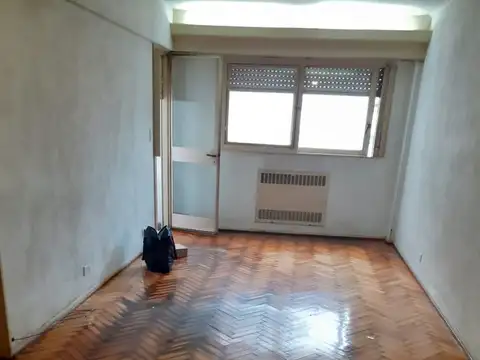 Amplio departamento de 3 amb. al c/frente con balcón y calefacción central. Gran ubicación!