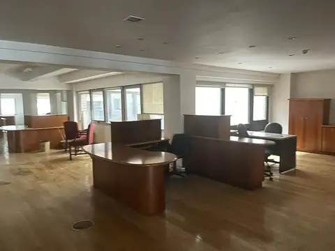 Oficina en Alquiler con 8 cocheras