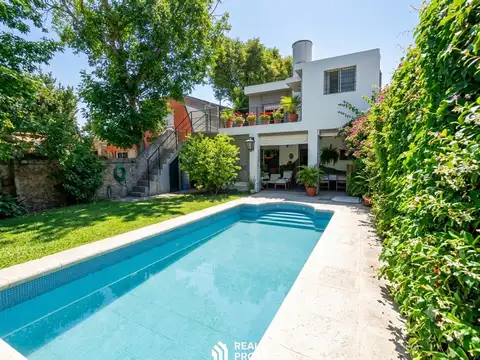 Venta Casa Hurlingam 2 Plantas 7 Ambinetes con Pileta y 3 cocheras