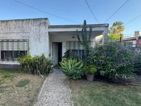 ¡Imperdible IDEAL LOCALES casa en  centro de A. Sourdeaux!