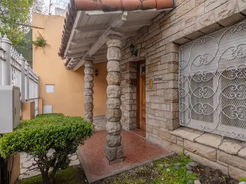 Casa 6 ambientes con 2 baños