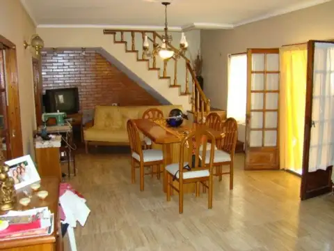 Casa 4 ambientes con 2 baños