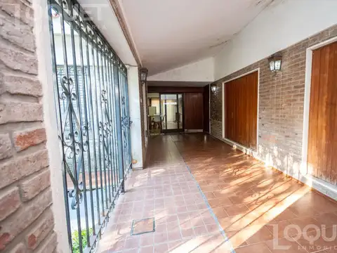 Casa 7 ambientes con 2 baños