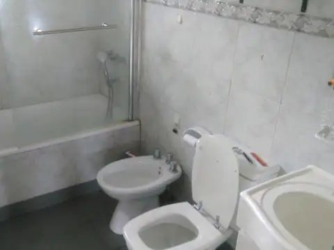 APTO CREDITO VENTA Duplex de dos dormitorios con jardin y cochera en Condominio en Pilar!