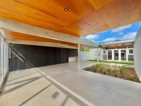 Casa en Venta con 3 cocheras